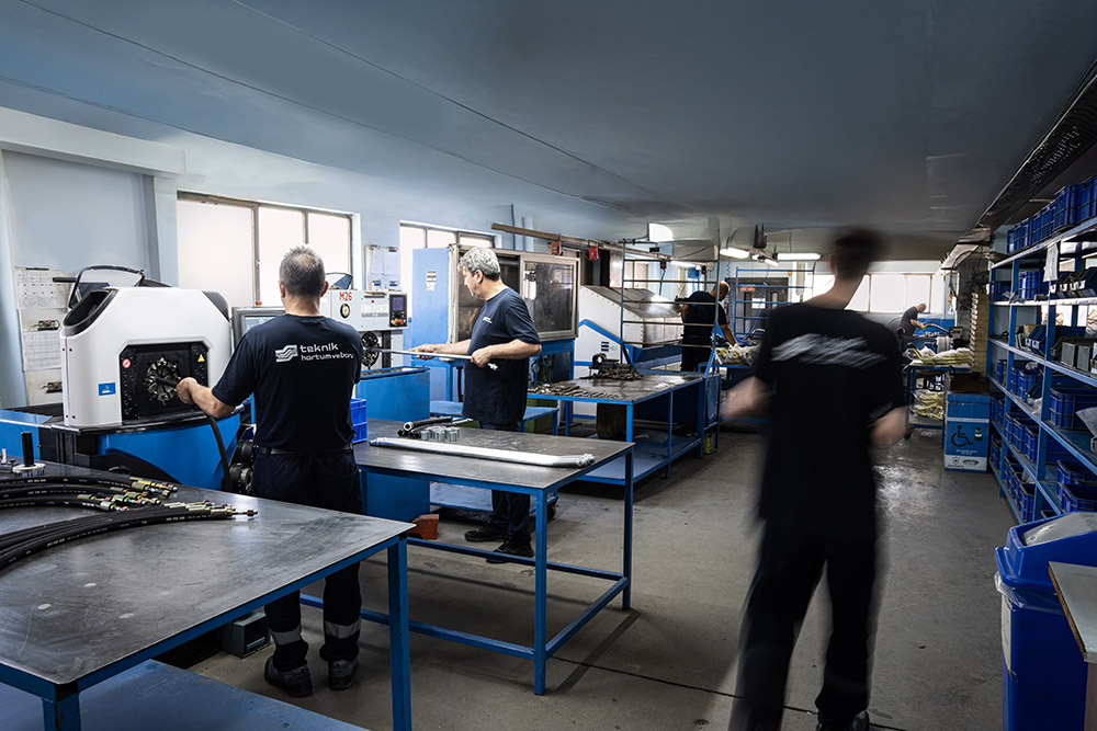 hortum-boru-talasli-hidrolik-hortum-baglanti-elemanlari-otomotiv-savunma-havacilik-tarim-makineleri-is-makineleri-isitma-sogutma-mobilya-sanayiler-hydraulic-hose-assembly-high-pressure-kopya-3159424027